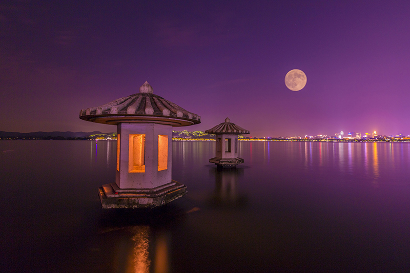 赏月,想想就觉得美,泛舟湖上,尽可领略"烟笼秋水月笼纱"的诗般意境